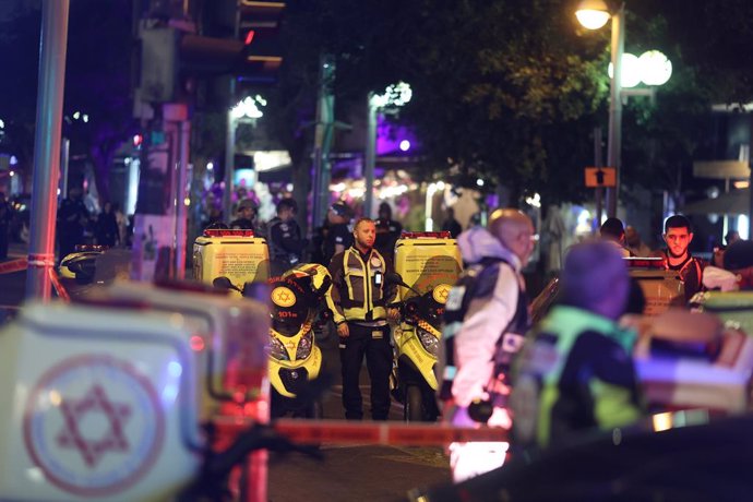 09 March 2023, Israel, Tel Aviv: Israeli officer inspect the scene after a shooting attack near a cafe at Dizengoff Street. At least three Israeli civilians were injured by gunshots. Photo: Ilia Yefimovich/dpa