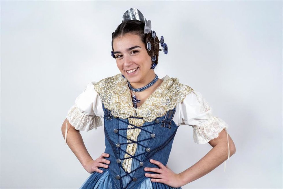 Traje de Valenciana realizado reciclando jeans del jeanlogia, por la artista Rosa Montesa y sus primas