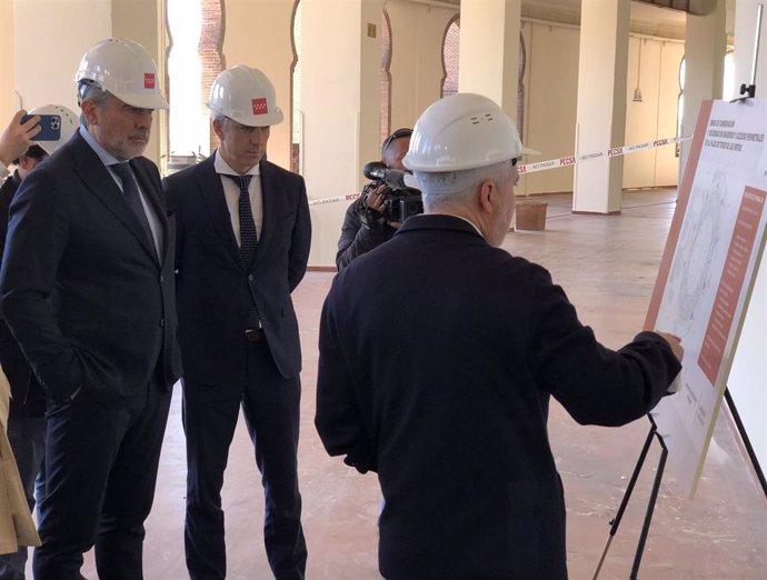Enrique López, a la izquierda de la imagen, visita las obras de mejora y restauración que se están llevando a cabo en Las Ventas.