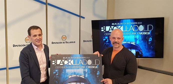 El presidente de la Diputación, Conrado Íscar, junto al escritor César Pérez Gellida durante la presentación este viernes de la tercera edición de 'Blacklladolid' en el Palacio de Pimentel
