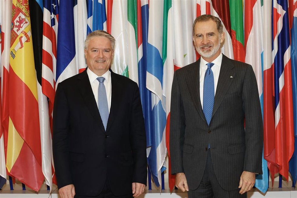 El Rey Felipe VI y el secretario general de la OCDE, Mathias Cormann, durante su visita a la sede de la organización en París