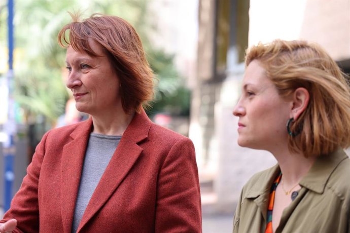 De izquierda a derecha, la portavoz regional de Podemos, María Marín, y Elvira Medina, candidata de la formación 'morada' a la Alcaldía de Murcia