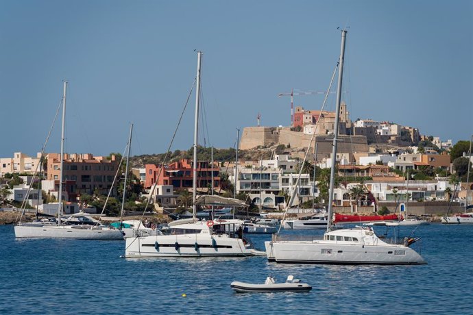 Archivo - Varios barcos fondeados en la playa de Talamanca, a 24 de agosto, en Ibiza, Baleares (España). 