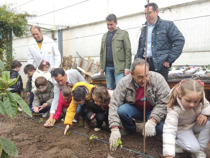 Visita al huerto escolar del CEIP Carlos III