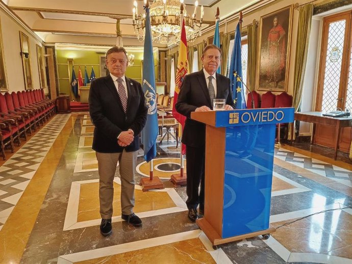 El alcalde de Oviedo, Alfredo Canteli, y el concejal de Seguridad Ciudadana, José Ramón Prado, en rueda de prensa.