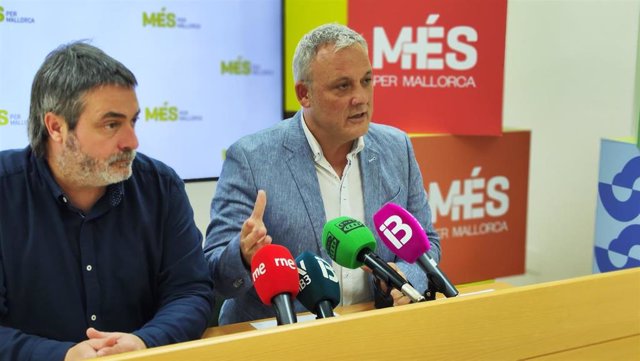 El secretario general de MÉS per Mallorca y candidato al Consell, Jaume Alzamora, junto al diputado de la formación en el Parlament Joan Mas 'Collet', en rueda de prensa