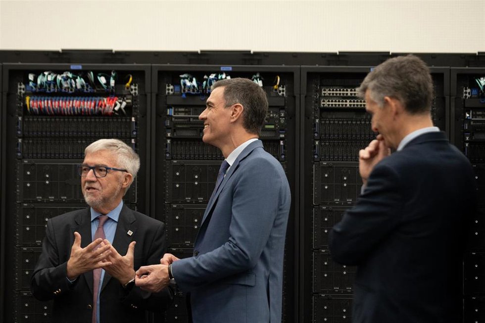 El presidente del Gobierno, Pedro Sánchez, visita las instalaciones de los superordenadores Marenostrum 4 y 5 en el Barcelona Supercomputing Center, con el director del centro, Mateo Valero, y el director de operaciones, Sergi Girona.