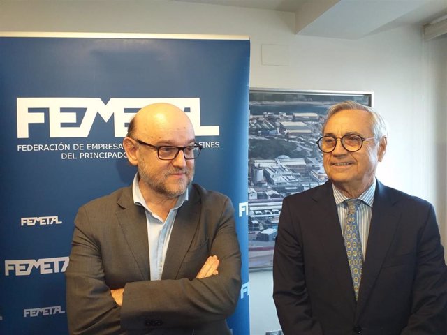El comisionado para el PERTE de Descarbonización, Luis Ángel Colunga (izda), junto al presidente de Femetal, Antonio Fernández-Escandón, en la sede de la patronal del metal, en Gijón