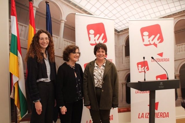 La diputada de IU, Henar Moreno, junto a las investigadoras Alicia Durán  y  Verónica Pablo