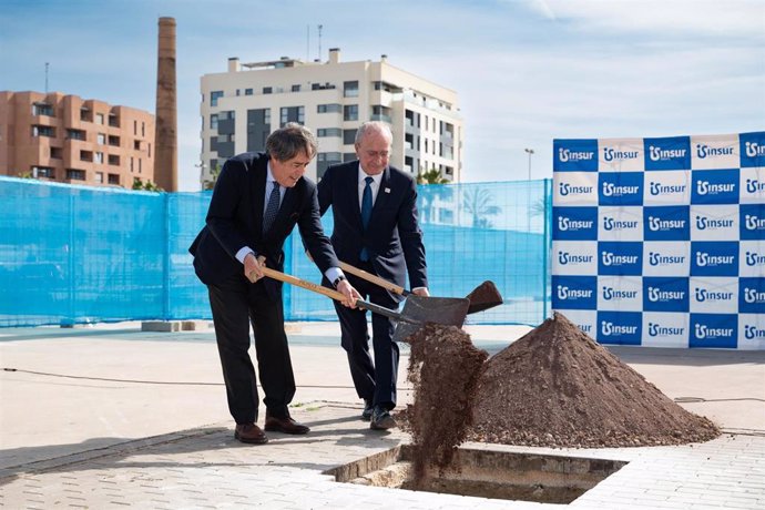 El presidente del Grupo Insur, Ricardo Pumar, y el alcalde de Málaga, Francisco de la Torre, ponen la primera piedra del edficio Ágora.
