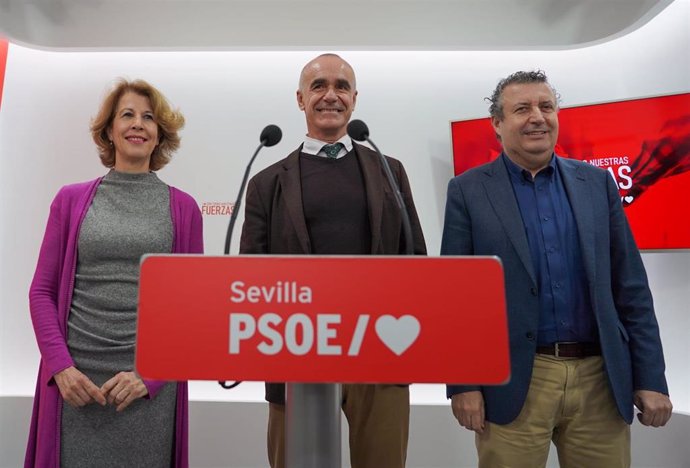 Mar González con el alcalde de Sevilla, Antonio Muñoz, y el secretario general del PSOE de Sevilla, Javier Fernández.