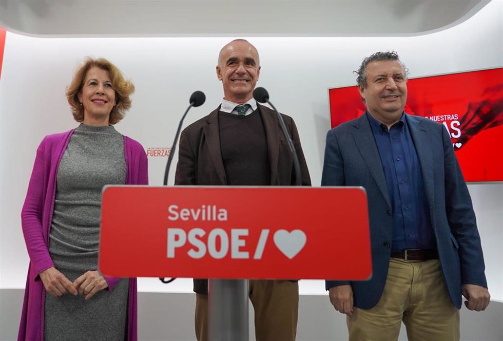 Mar González con el alcalde de Sevilla, Antonio Muñoz, y el secretario general del PSOE de Sevilla, Javier Fernández.