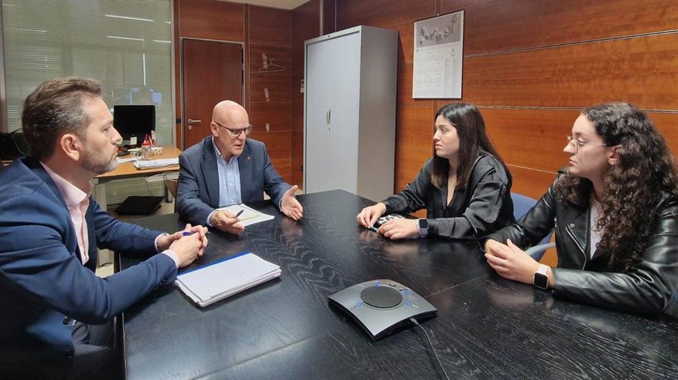 El Diputado del Común, Rafael Yanes, en una reuniómn con la presidenta de Hay Raíces, Lucía Rodríguez, que denuncia casos de abusos y explotación sexual con migrantes de Las Raíces