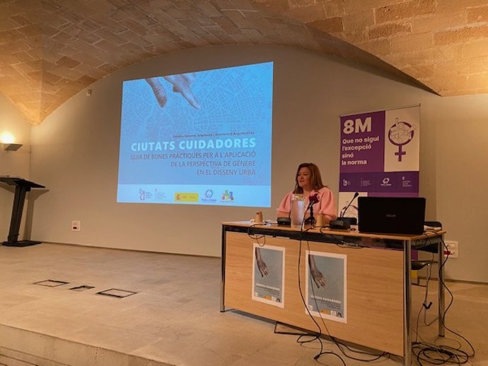 Archivo - La consellera de Presidencia, Función Pública e Igualdad, Mercedes Garrido, presentando 'Ciudades cuidadoras: Guía de buenas prácticas para la aplicación de la perspectiva de género en el diseño urbano' en el COAIB