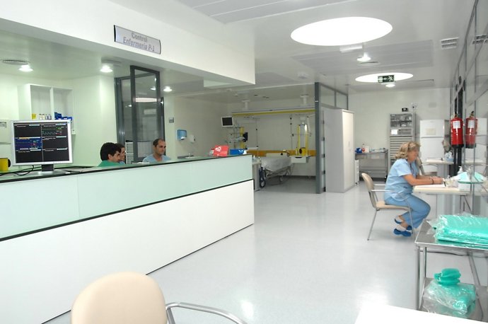 Archivo - Unidad de Cuidados Intensivos para Adultos del Hospital Reina Sofía, en una imagen de archivo.
