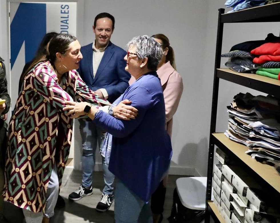 La consejera de Inclusión Social, Juventud, Familias e Igualdad, Loles López, en su visita al nuevo centro de Inserta en Huelva.