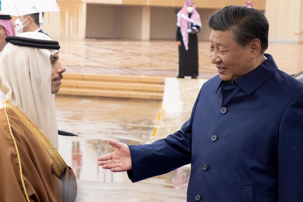 Archivo - El ministro de Exteriores saudí, Faisal bin Farhan Al Saud, y el presidente de China, Xi Jinping