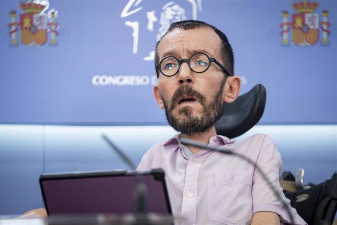 El portavoz de Unidas Podemos en el Congreso, Pablo Echenique, durante una rueda de prensa posterior a la reunión de la Junta de Portavoces, en el Congreso de los Diputados, a 21 de febrero de 2023, en Madrid (España).