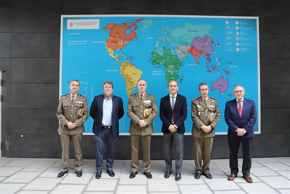 El rector de la Universidad Loyola, Gabriel Pérez (tercero por la dcha.), en las II Jornadas de Defensa.