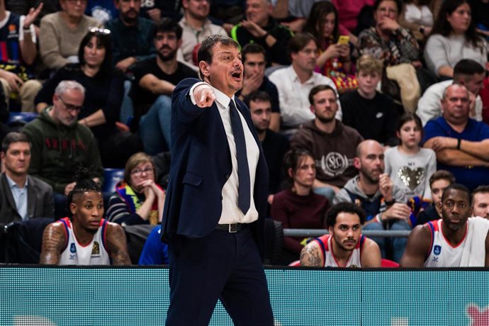 Archivo - Ergin Ataman, entrenador del Anadolu Efes turco, da instrucciones durante un partido
