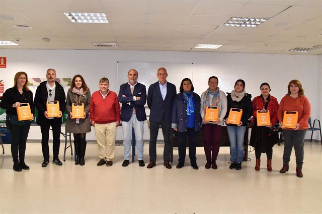 Entrega de desfibriladores en Tomares.