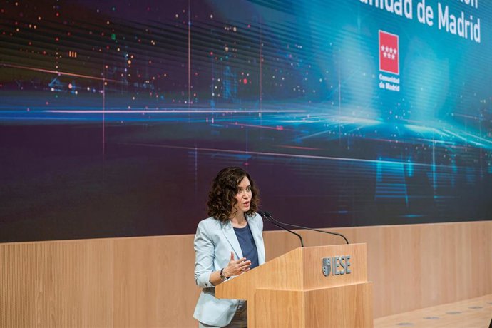 La presidenta de la Comunidad de Madrid, Isabel Díaz Ayuso, interviene durante la presentación de la nueva Estrategia de Digitalización de la Administración autonómica, en el IESE Business School Camino Cerro del Águila, a 10 de marzo de 2023