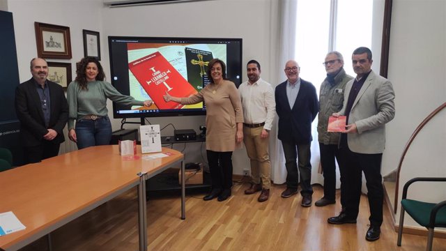 Los participantes en la presentación de la guía digital sobre el Camino Lebaniego Castellano.