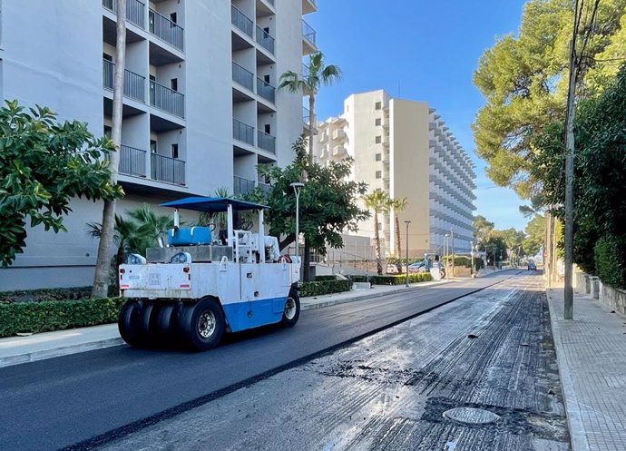 Emaya y el área de Infraestructuras de Cort asfaltan la calle Sant Ramon Nonat de la Playa de Palma