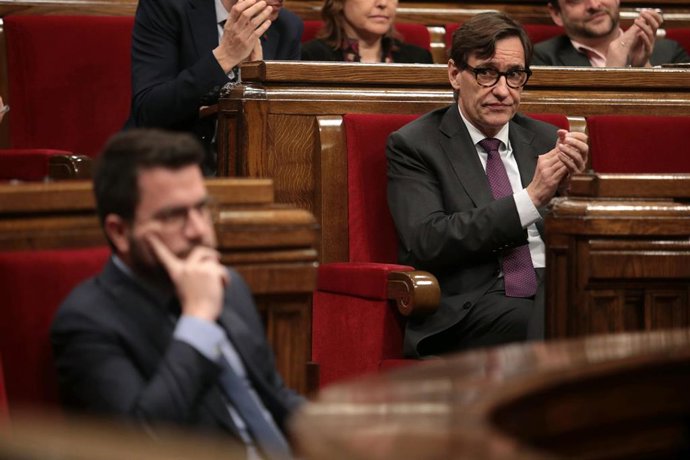 El presidente de la Generalitat, Pere Aragons (i), y el líder del PSC, Salvador Illa (d), durante una sesión plenaria del debate final de los Presupuestos de la Generalitat 2023, en el Parlament, a 10 de marzo de 2023, en Barcelona, Catalunya (España).