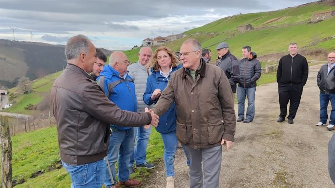El candidato del PP, Diego Canga, se reúne con los ganaderos.
