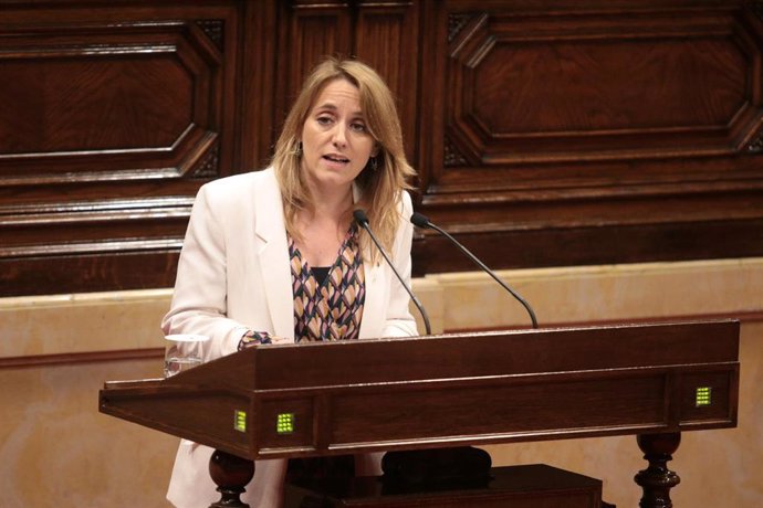 La consellera de Economía y Hacienda, Natlia Mas, en el debate del pleno de Presupuestos.