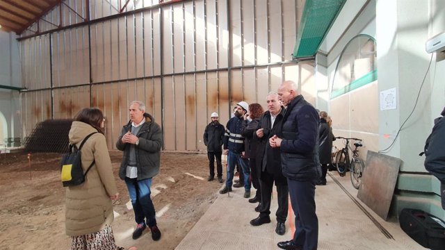 El alcalde de León, junto con otros miembros del equipo de gobierno, visita las obras de remodelación del Mercado Municipal del Conde Luna
