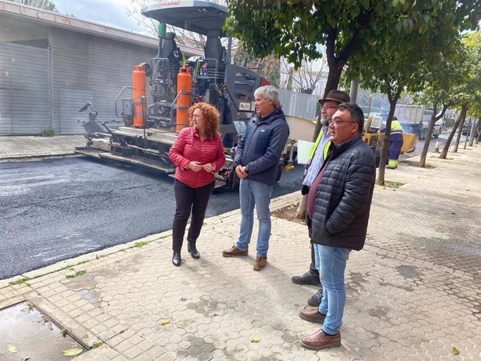 La delegada municipal Carmen Fuentes visita los trabajos de repavimentación de varias calles de Los Bermejales.