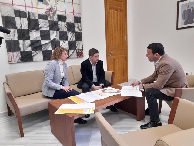 Reyes reunido con el alcalde de Linares, Javier Perales,  acompañado por la concejala de Deportes, Isabel María Bausán