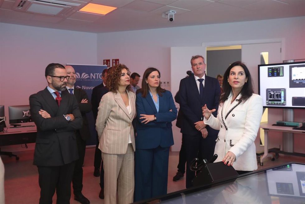 La ministra de Hacienda y Función Pública, María Jesús Montero, visita el edificio del Navantia Training Center (NTC), acompañada por la alcaldesa de San Fernando, Patricia Cavada, y el presidente de Navantia, Ricardo Domínguez