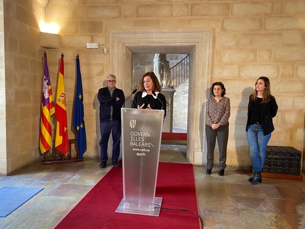 La presidenta del Govern, Francina Armengol, atiende a la prensa acompañada de la consellera Fina Santiago, Antonela Greco de Apfem y Tolo Márquez de Asnimo