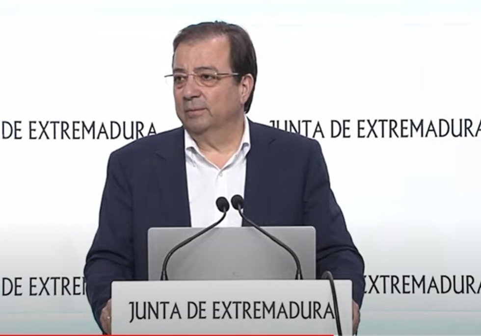 El presidente de la Junta, Guillermo Fernández Vara, en rueda de prensa para la presentación de proyectos de turismo e inversiones