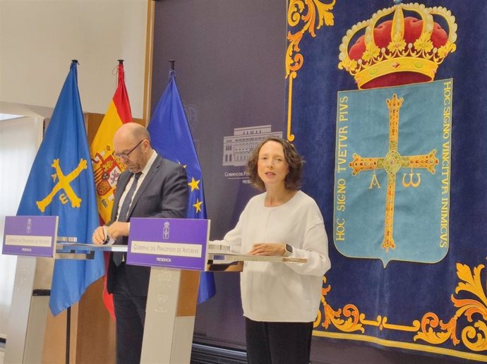 Los consejeros Melania Álvarez y Juan Cofiño en rueda de prensa.