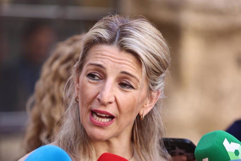 La vicepresidenta segunda y ministra de Trabajo y Economía Social, Yolanda Díaz, atiende a los medios en Cádiz.