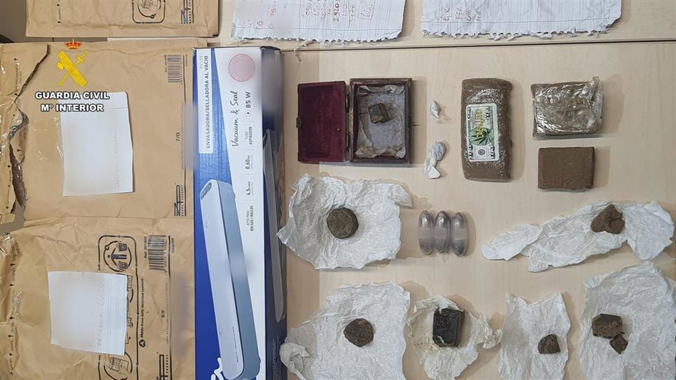 Detenido por llevar hachís oculto en paquetes y chocolatinas para enviar al extranjero desde Ondara