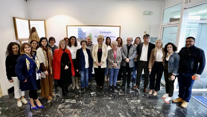 La consejera de Educación, Marina Lombo, en el CCEE Fernando Arce de Torrelavega