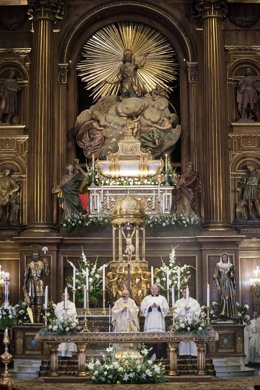 Archivo - El Cardenal arzobispo de Madrid, Carlos Osoro Sierra, oficia la solemne misa de apertura del Año Santo de San Isidro, en la colegiata de San Isidro.