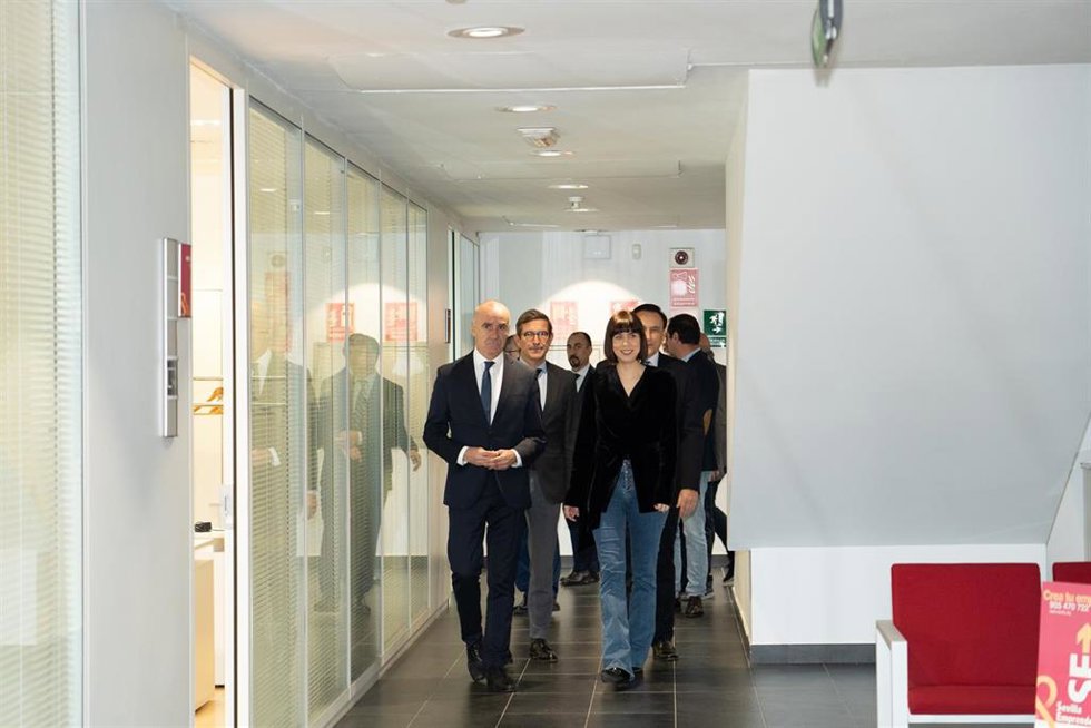 Archivo - La Ministra Diana Morant (d) y el alcalde de Sevilla Antonio Muñoz (i) en la visita a las instalaciones de la Agencia Espacial Española