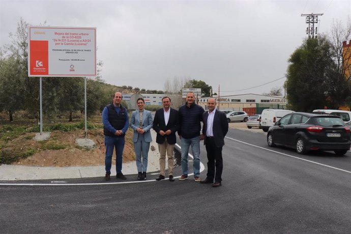 El delegado de Medio Natural y Carreteras de la Diputación de Córdoba, Francisco Palomares (centro), visita una de las carreteras reparadas en Lucena.