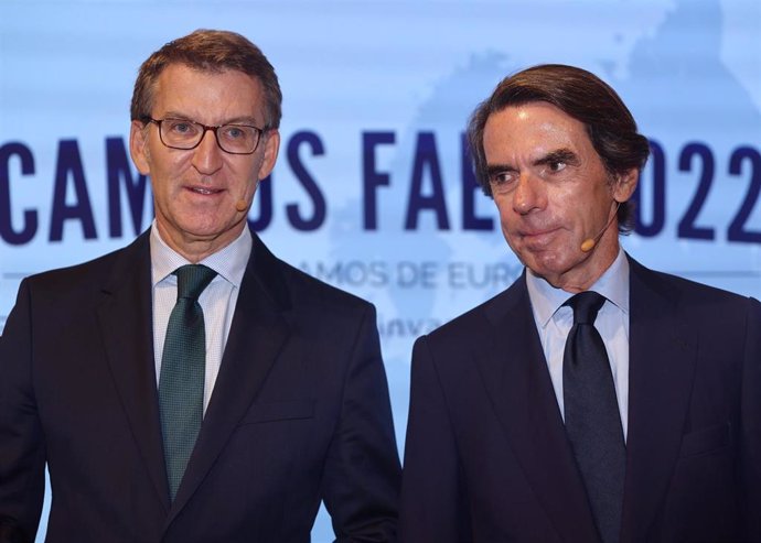 Archivo - El presidente del Partido Popular, Alberto Núñez Feijóo, y el presidente de la Fundación FAES, José María Aznar, durante la clausura del Campus FAES 2022, en el Espacio Bertelsmann, a 23 de septiembre de 2022, en Madrid (España). 