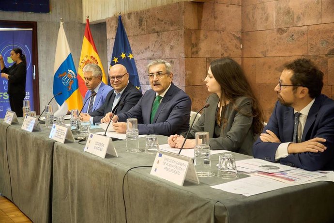 El vicepresidente y consejero de Hacienda del Gobierno de Canarias, Román Rodríguez, en la presentación del programa de ayudas del Fondo Social Europea