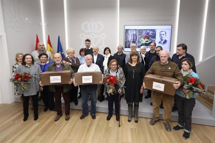 La consejera de Relaciones Ciudadanas, Ana Ollo, junto a los familiares de Antolín Eguiluz, Julio Pena y Juan Bautista.