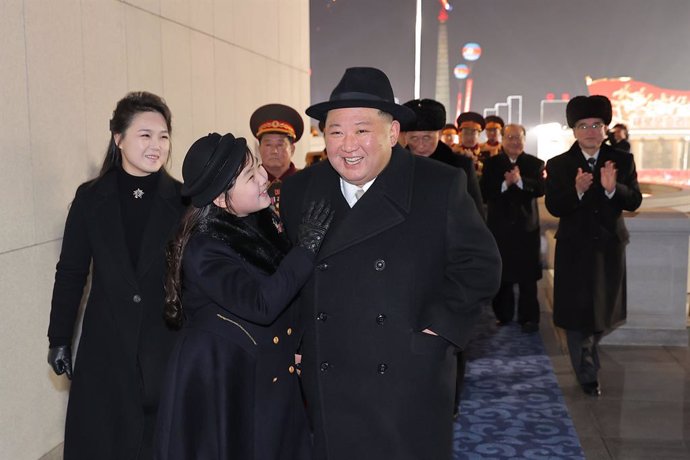 El líder de Corea del Norte, Kim Jong Un, junto a su esposa, Ri Sol Ju (i), y su hija Ju Ae (c) durante un desfile militar en Pyongyang con motivo del 75 aniversario de la fundación del Ejército norcoreano