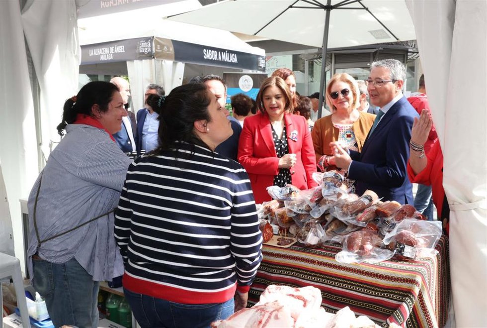 El presidente de la Diputación, Francisco Salado, y la vicepresidenta primera de la institución y alcaldesa de Torremolinos, Margarita del Cid, durante su visita a la feria.