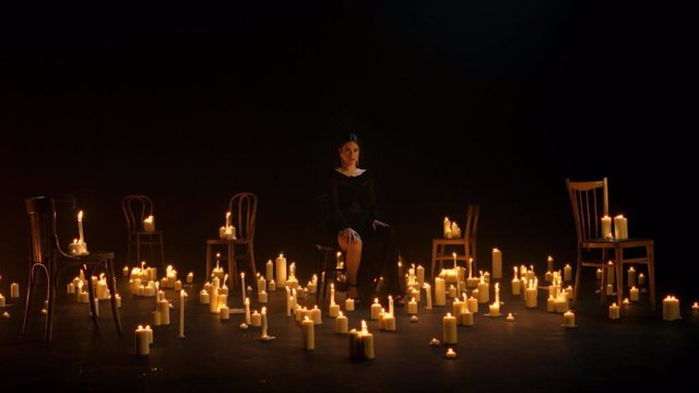 Blanca Paloma estrena el videoclip para Eurovisión, en el que aparece rodeada de 300 velas, telas flotando y sillas